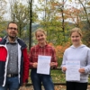 Konrektor Andreas Volz gratuliert den frisch gebackenen Umweltmentorinnen Nadine Hodapp und Alina Bohnert