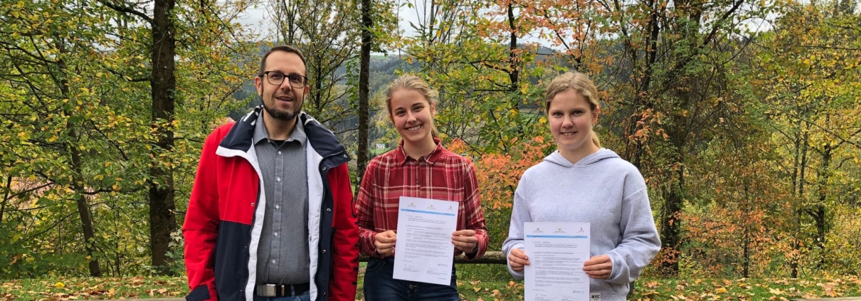 Konrektor Andreas Volz gratuliert den frisch gebackenen Umweltmentorinnen Nadine Hodapp und Alina Bohnert