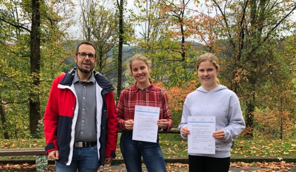 Konrektor Andreas Volz gratuliert den frisch gebackenen Umweltmentorinnen Nadine Hodapp und Alina Bohnert